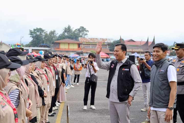 Usai pimpinan apel siaga, Pj Wako Sonny suport petugas lapangan, Ahad (11/2/2024) kemaren di lapangan Khatib Sulaiman Bancah Laweh Padang Panjang.